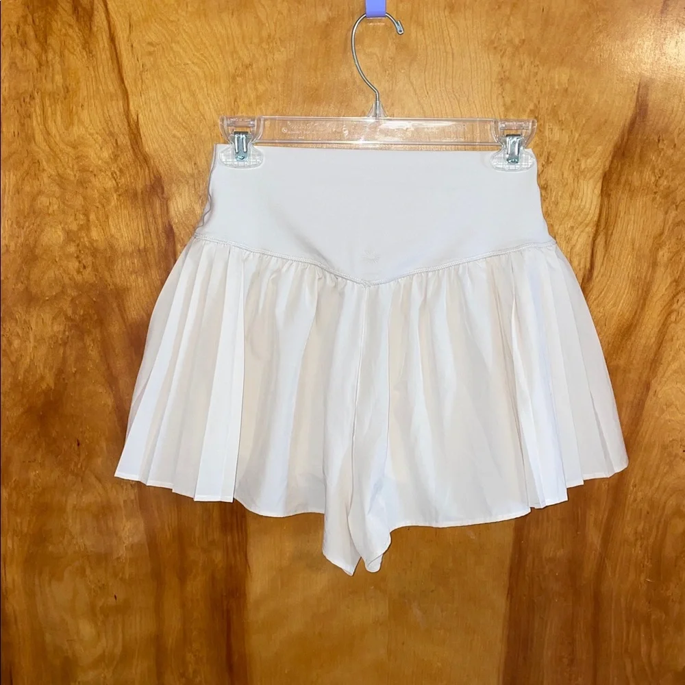 Offline by Aerie Flowy Pleated Athletic Shorts Cream Size Medium - Picture 11 of 12